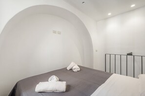 1 habitación, tabla de planchar con plancha y ropa de cama 