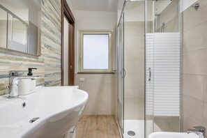 Regadera, secadora de cabello, bidet 