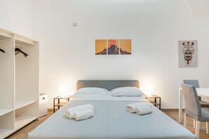 Tabla de planchar con plancha, wifi y ropa de cama 