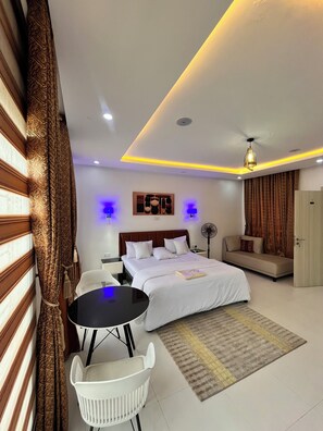 4 bedrooms, iron/ironing board, WiFi, bed sheets - Spacious studio 4-bedroom apartment in the eyebrow area of Gilmore Jahi, Abuja (Gwarinpa)