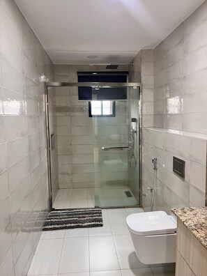 Shower, towels, soap, toilet paper - Spacious studio 4-bedroom apartment in the eyebrow area of Gilmore Jahi, Abuja (Gwarinpa)