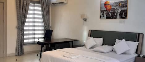 4 bedrooms, iron/ironing board, WiFi, bed sheets