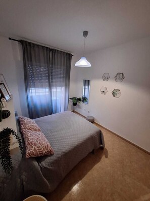 2 chambres, fer et planche à repasser, Wi-Fi, draps fournis