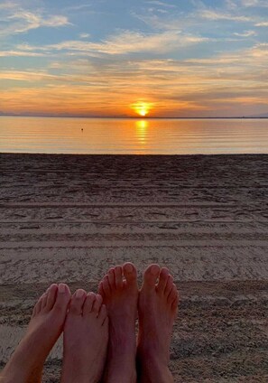 Playa en los alrededores y camastros 