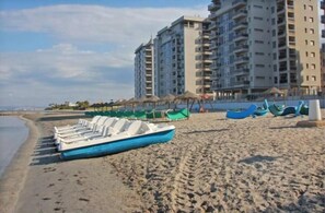 Playa en los alrededores y camastros 