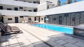 Departamento familiar, 2 habitaciones, balcón, junto al lago (Sunset Resort 409 With Pool) | Alberca | Alberca al aire libre por temporada