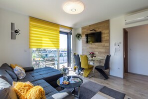 Family Apartment, Multiple Bedrooms, Lakeside (Sunset Resort 409 With Pool) | Living area | 21-inch Smart TV with cable channels - Sunset Resort 409 With Pool (Fonyod)