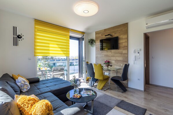 Family Apartment, 2 Bedrooms, Balcony, Lakeside (Sunset Resort 409 With Pool) | Living area | 21-inch Smart TV with cable channels - Sunset Resort 409 With Pool (Fonyod)