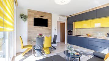 Family Apartment, 2 Bedrooms, Balcony, Lakeside (Sunset Resort 409 With Pool) | Interior