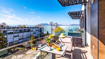 Family Apartment, 2 Bedrooms, Balcony, Lakeside (Sunset Resort 409 With Pool) | Outdoor dining