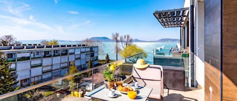 Familienapartment, 2 Schlafzimmer, Balkon, Seeseite (Sunset Resort 409 With Pool) | Speisen im Freien
