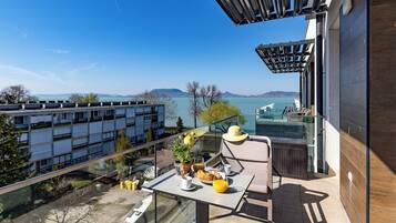 Căn hộ dành cho gia đình, 2 phòng ngủ, ban công, cạnh hồ (Sunset Resort 409 With Pool) | Ban công