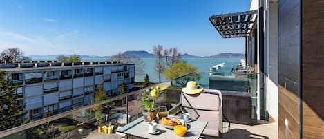 Perhehuoneisto, 2 makuuhuonetta, parveke, järven rannalla (Sunset Resort 409 With Pool) | Parveke