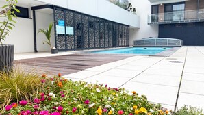 Familie appartement, 2 slaapkamers, balkon, aan het meer (Sunset Resort 409 With Pool) | Zwembad | Een seizoensgebonden buitenzwembad