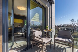 Appartement familial, plusieurs chambres, au bord du lac (Sunset Resort 409 With Pool) | Terrasse/patio
