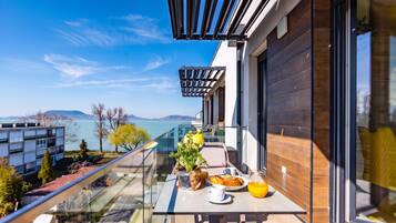 Family Apartment, 2 Bedrooms, Balcony, Lakeside (Sunset Resort 409 With Pool) | Outdoor dining
