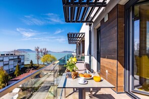 Family Apartment, 2 Bedrooms, Balcony, Lakeside (Sunset Resort 409 With Pool) | Outdoor dining - Sunset Resort 409 With Pool (Fonyod)