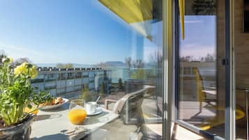 Family Apartment, 2 Bedrooms, Balcony, Lakeside (Sunset Resort 409 With Pool) | Outdoor dining