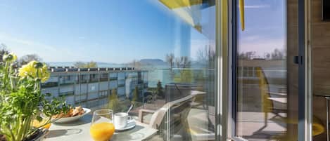 Family Apartment, 2 Bedrooms, Balcony, Lakeside (Sunset Resort 409 With Pool) | Outdoor dining