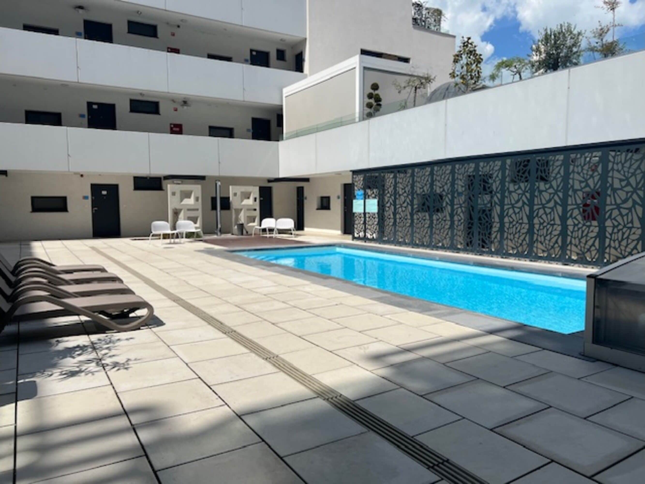 Familie appartement, 2 slaapkamers, balkon, aan het meer (Sunset Resort 409 With Pool) | Zwembad | Een seizoensgebonden buitenzwembad