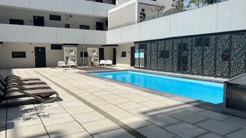 Familie appartement, 2 slaapkamers, balkon, aan het meer (Sunset Resort 409 With Pool) | Zwembad | Een seizoensgebonden buitenzwembad