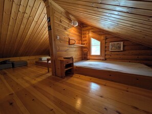 2 makuuhuonetta, työpöytä, silitysrauta/-lauta, vauvan matkasänky