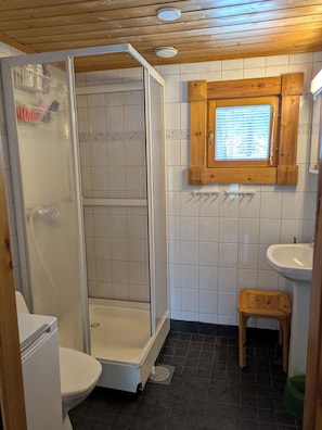 Suihku, hiustenkuivaaja, pyyhkeet, saippua