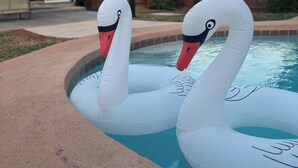 Two white swan inflatable floats in a swimming pool. - Tulum House in Austin Tx (Austin)