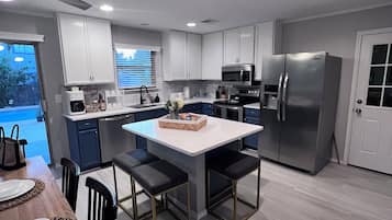 Geladeira, micro-ondas, fogão, cooktop