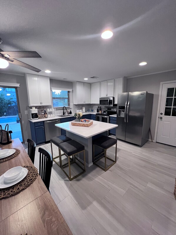 Fridge, microwave, oven, stovetop - Tulum House in Austin Tx (Austin)