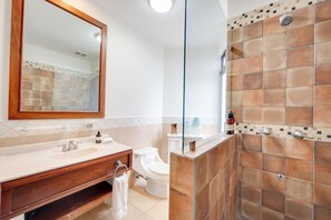 Douche, sèche-cheveux, serviettes fournies, savon
