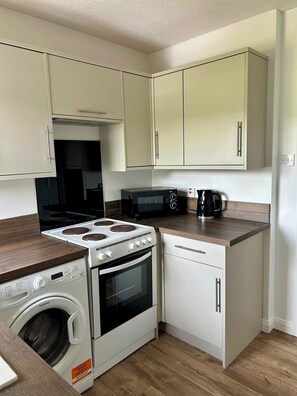 Fridge, microwave, oven, electric kettle - Highland Base - Inverness Flat (Inverness)