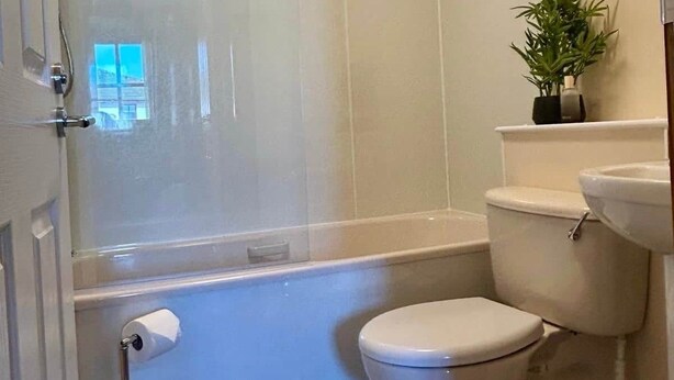 Une salle de bain équipée d’une douche, de toilettes et d’un lavabo.