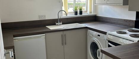 Réfrigérateur, four à micro-ondes, un four, bouilloire électrique