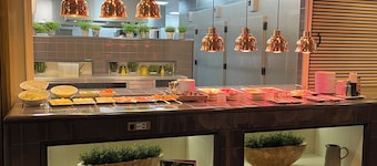 2 Comfortable Stay w/ On-site Dining, Free Parking, and Comfortable Ambiance