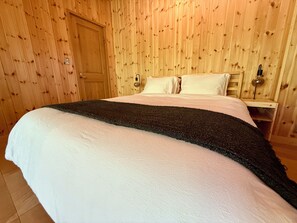 2 bedrooms, in-room safe, iron/ironing board, free WiFi