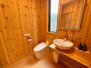 Ducha, secador de pelo, bidet, toallas
