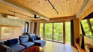 Smart-TV, Kamin, Bücher, Stereoanlage