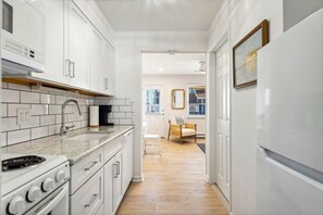 Réfrigérateur, four à micro-ondes, un four, lave-vaisselle