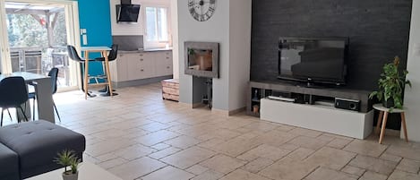 TV, fireplace, foosball, table tennis