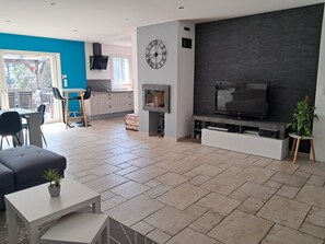 Téléviseur, foyer, table de baby-foot, table de ping-pong