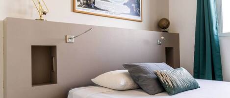 2 bedrooms, in-room safe, desk, iron/ironing board