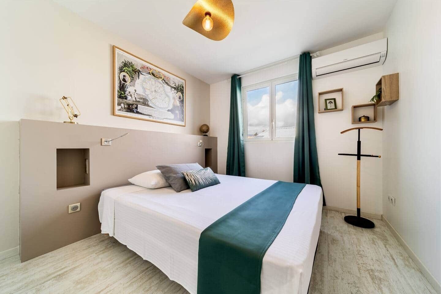 2 chambres, coffre-fort, bureau, fer et planche à repasser