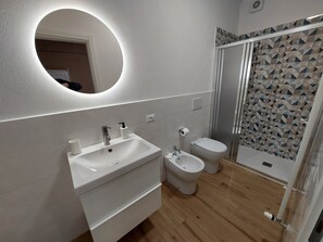 Haartrockner, Handtücher, Seife, Toilettenpapier