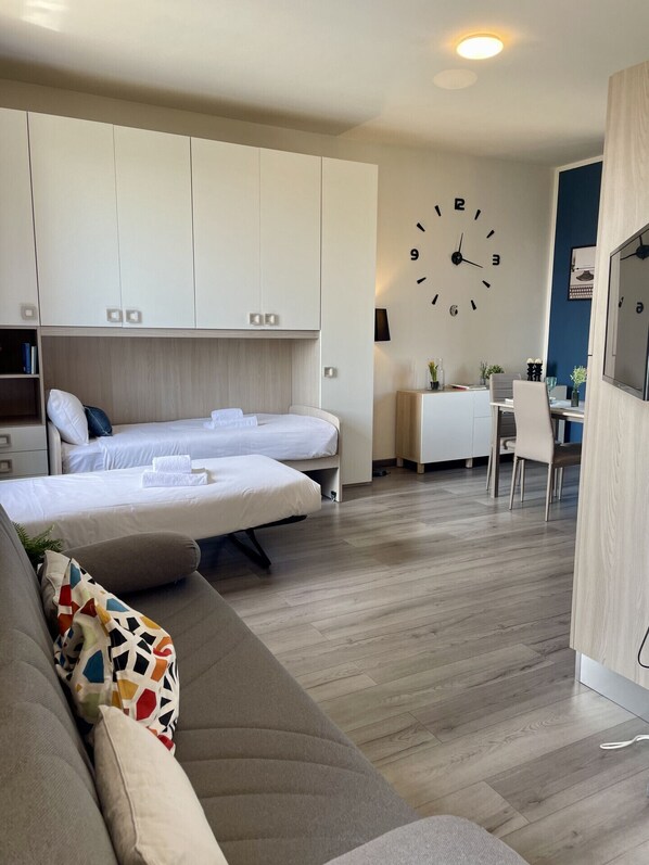 Iron/ironing board, WiFi, bed sheets