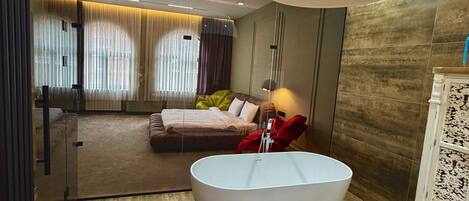 Chambre Double Luxe, salle de bains privée, vue ville | Coffres-forts dans les chambres, bureau