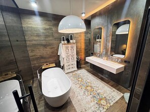 Deluxe Double Room, City View | Bathroom | Hair dryer, slippers, towels, soap - Casa Blu (Tbilisi)