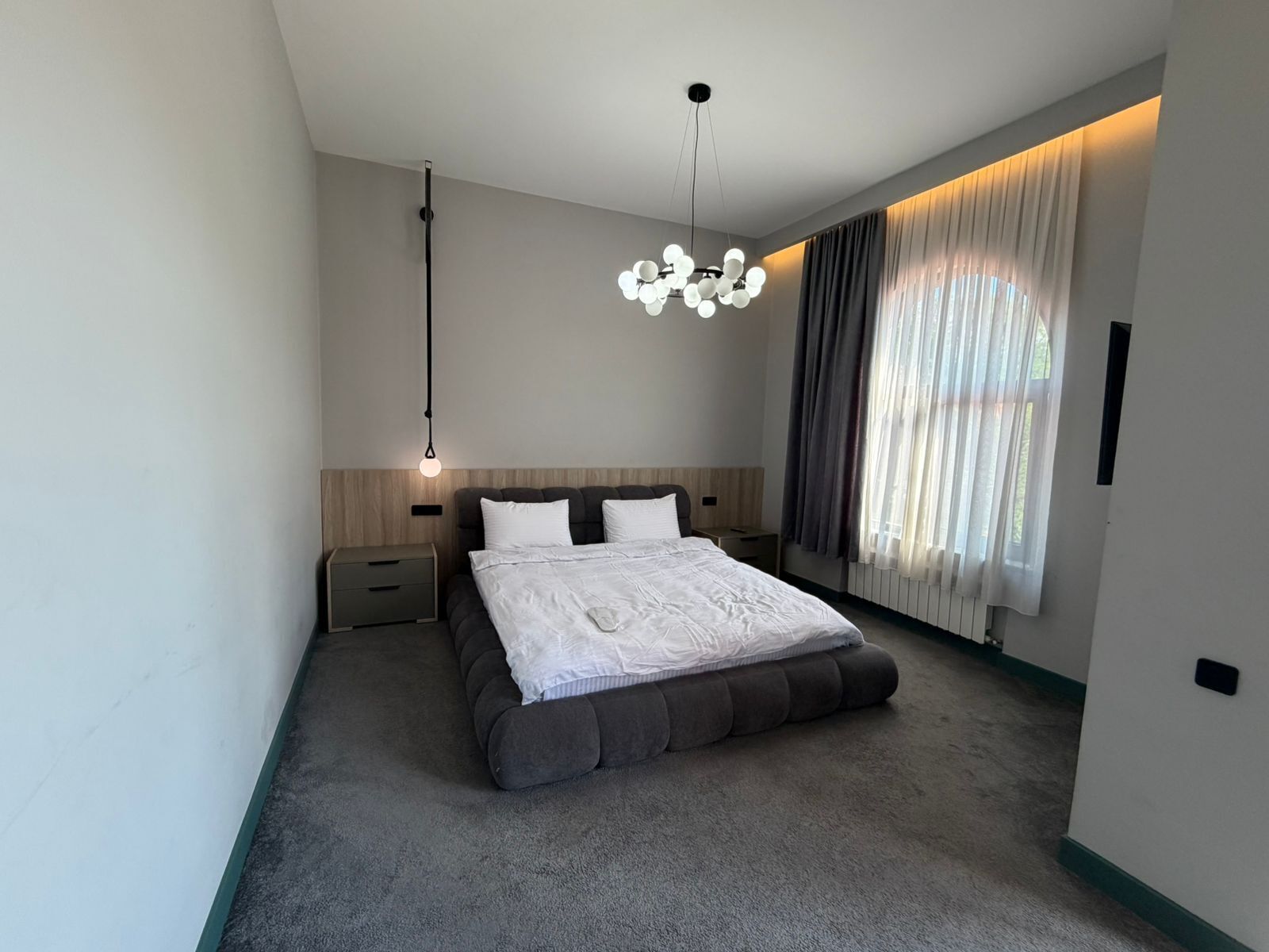 Kamar Double Deluks, 1 Tempat Tidur King, kamar mandi pribadi, pemandangan kota | Brankas, meja kerja, ruang kerja ramah laptop, dan tirai kedap cahaya