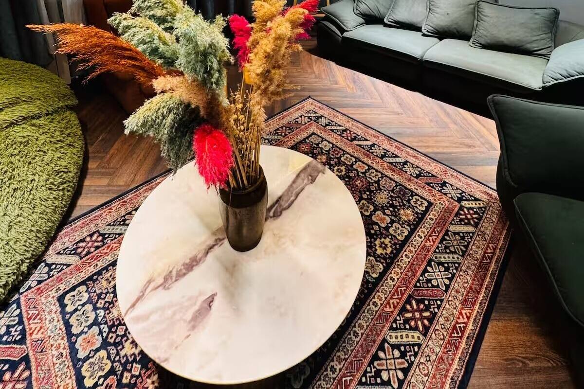 Deluxe Double Room, City View | Living area