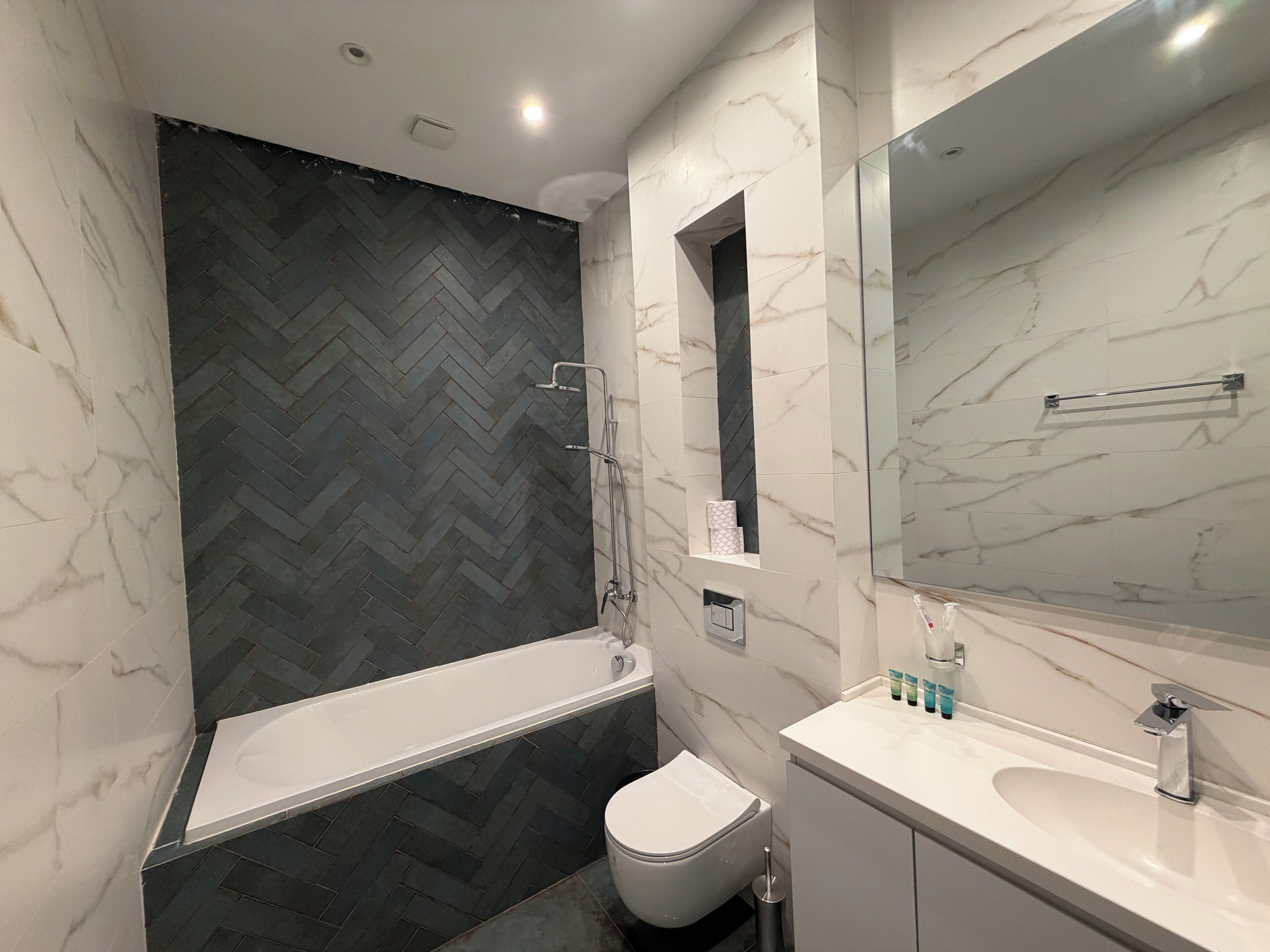Habitación doble Deluxe | Baño | Secadora de cabello, pantuflas, toallas, jabón 